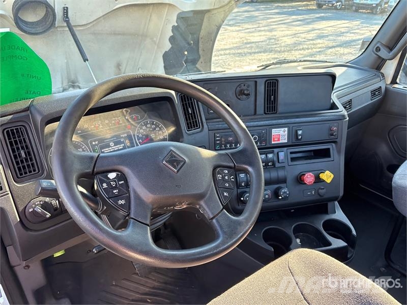 International LT625 6x4 T/A Day Cab Truck Tractor Vlačilci
