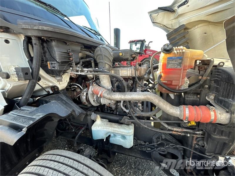International LT625 6x4 T/A Day Cab Truck Tractor Vlačilci