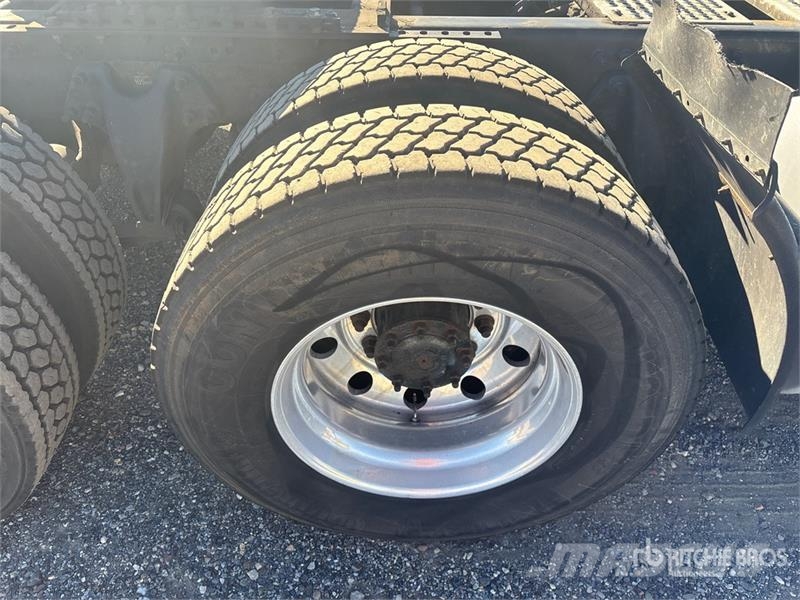 International LT625 6x4 T/A Day Cab Truck Tractor Седельные тягачи