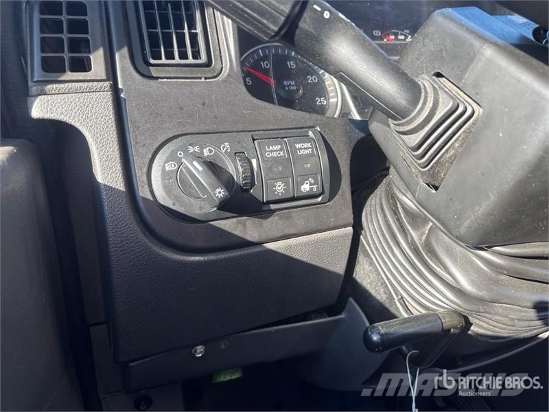 International LT625 6x4 T/A Day Cab Truck Tractor Седельные тягачи