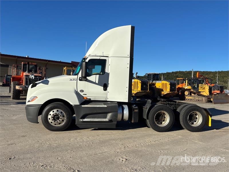 International LT625 6x4 T/A Day Cab Truck Tractor Vlačilci