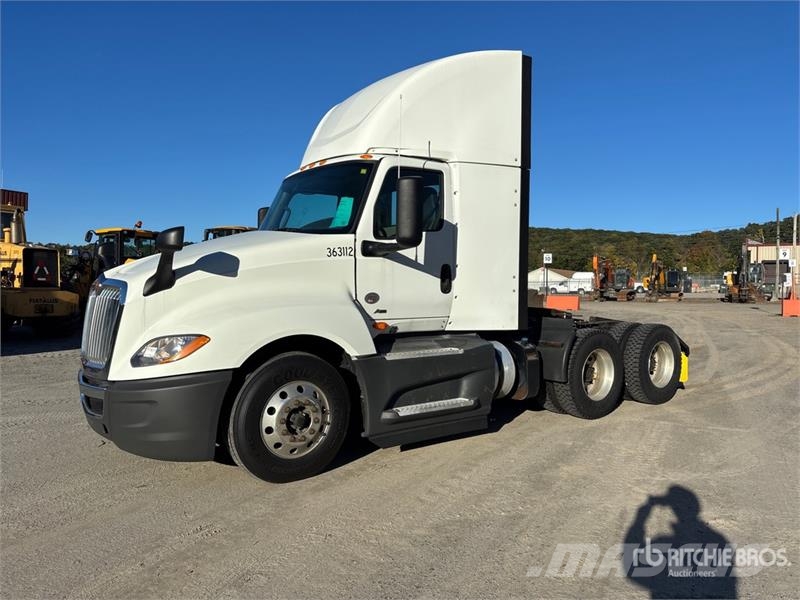 International LT625 6x4 T/A Day Cab Truck Tractor Vlačilci