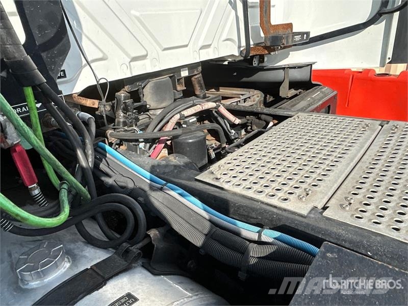 International LT625 6x4 T/A Day Cab Truck Tractor Седельные тягачи