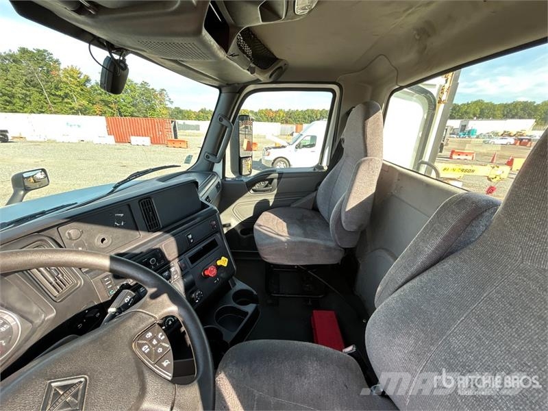 International LT625 6x4 T/A Day Cab Truck Tractor Vlačilci