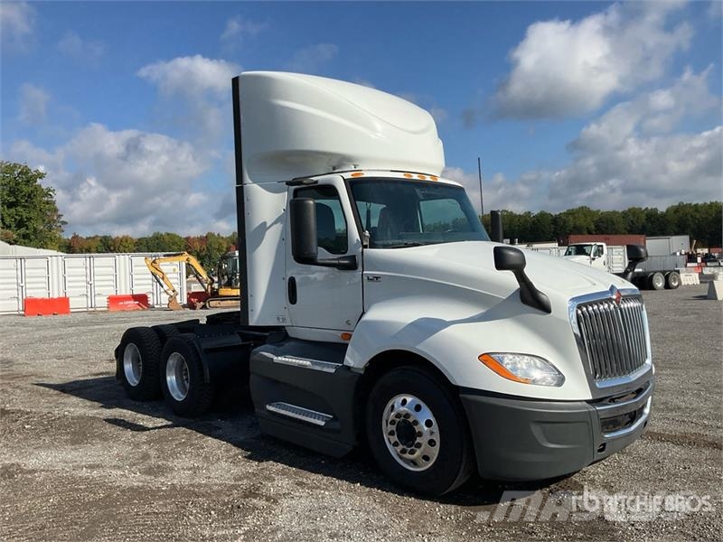 International LT625 6x4 T/A Day Cab Truck Tractor Trekkvogner