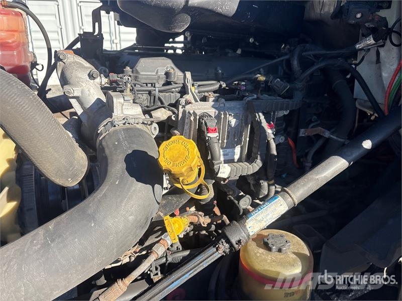 International LT625 6x4 T/A Day Cab Truck Tractor Седельные тягачи