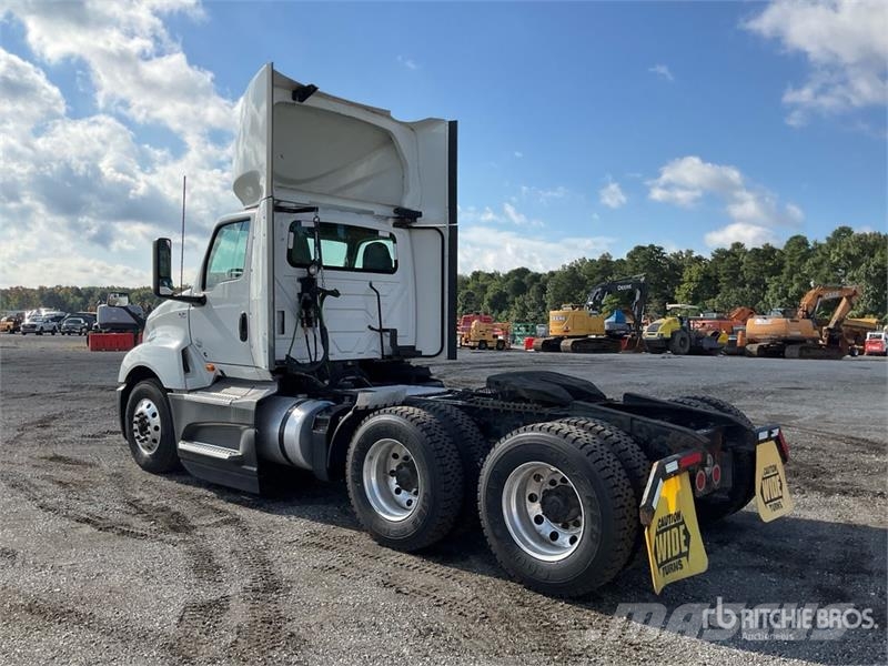 International LT625 6x4 T/A Day Cab Truck Tractor Trekkvogner