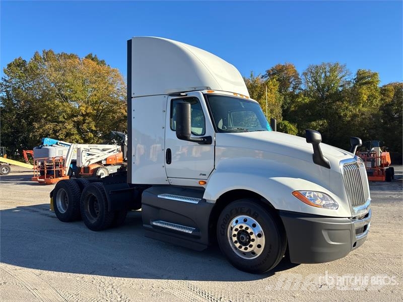 International LT625 6x4 T/A Day Cab Truck Tractor Vlačilci