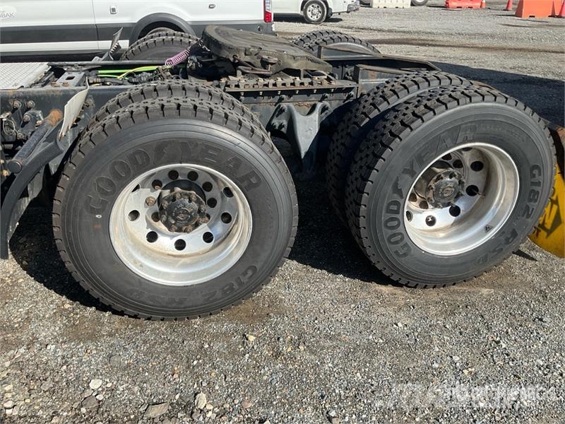 International LT625 6x4 T/A Day Cab Truck Tractor Trekkvogner
