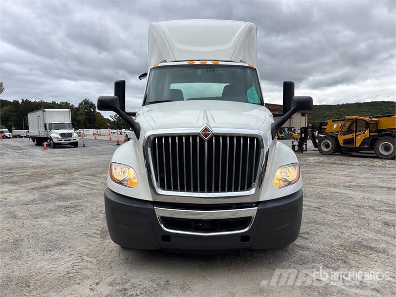 International LT625 6x4 T/A Day Cab Truck Tractor 牵引车