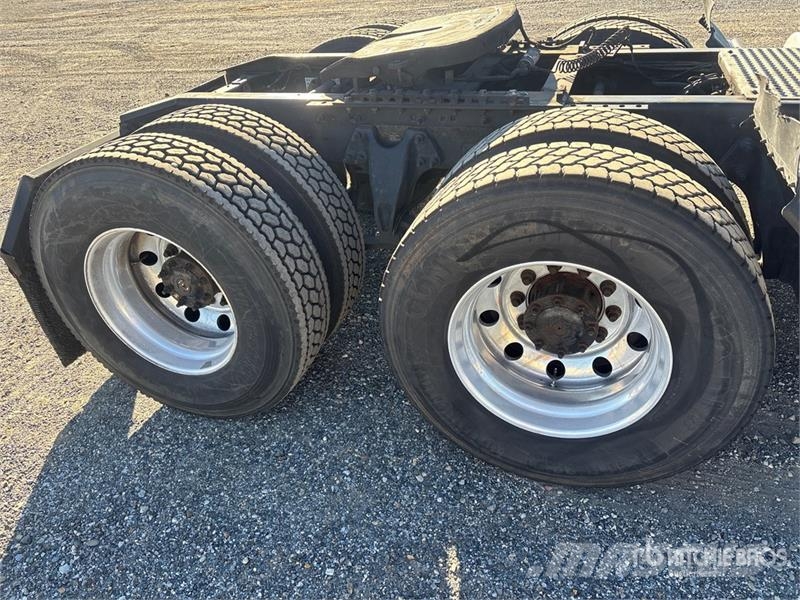 International LT625 6x4 T/A Day Cab Truck Tractor Седельные тягачи