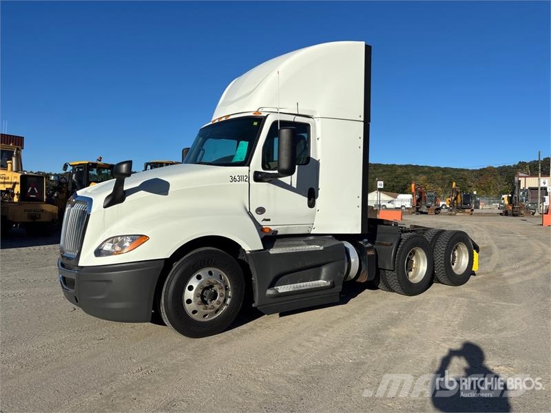 International LT625 6x4 T/A Day Cab Truck Tractor Vlačilci