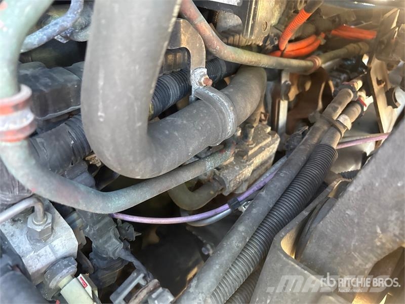 International LT625 6x4 T/A Day Cab Truck Tractor Седельные тягачи