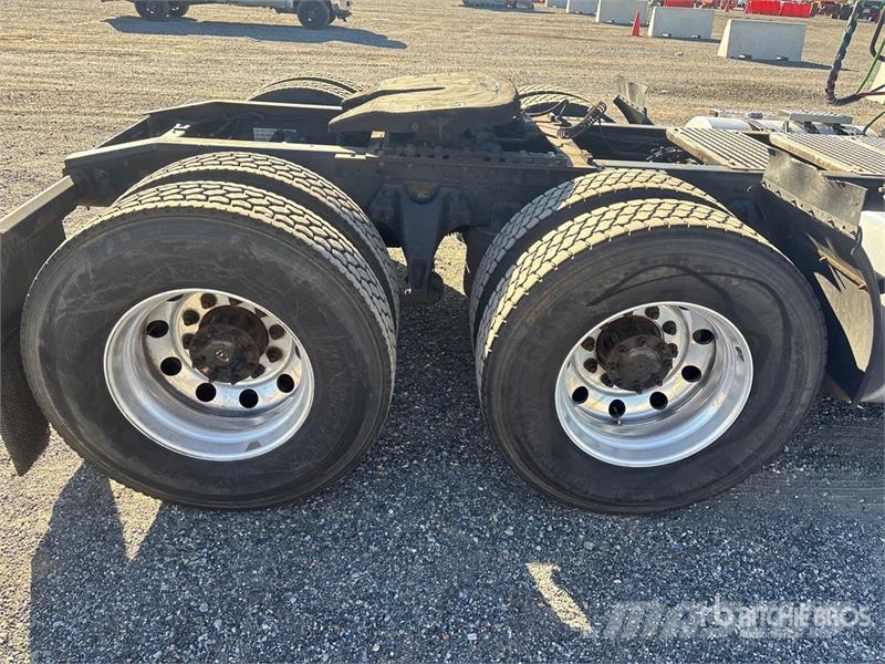 International LT625 6x4 T/A Day Cab Truck Tractor Седельные тягачи