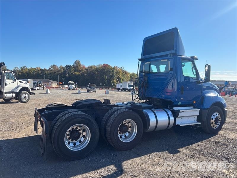 International LT625 6x4 T/A Day Cab Truck Tractor Седельные тягачи