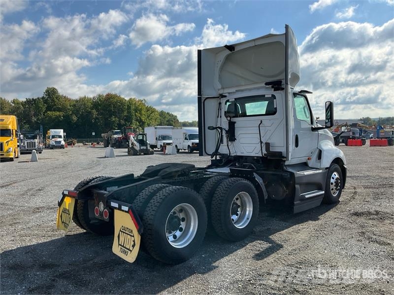 International LT625 6x4 T/A Day Cab Truck Tractor Trekkvogner