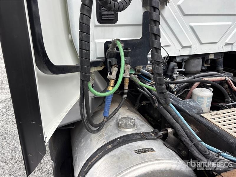 International LT625 6x4 T/A Day Cab Truck Tractor 牵引车