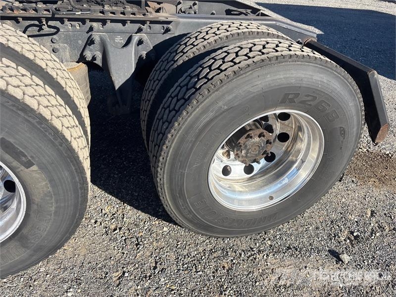 International LT625 6x4 T/A Day Cab Truck Tractor Седельные тягачи