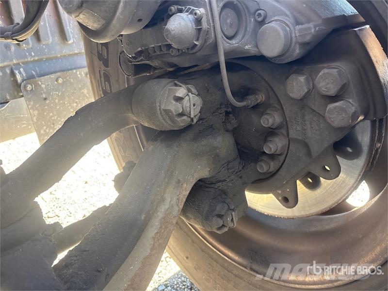 International LT625 6x4 T/A Day Cab Truck Tractor Седельные тягачи