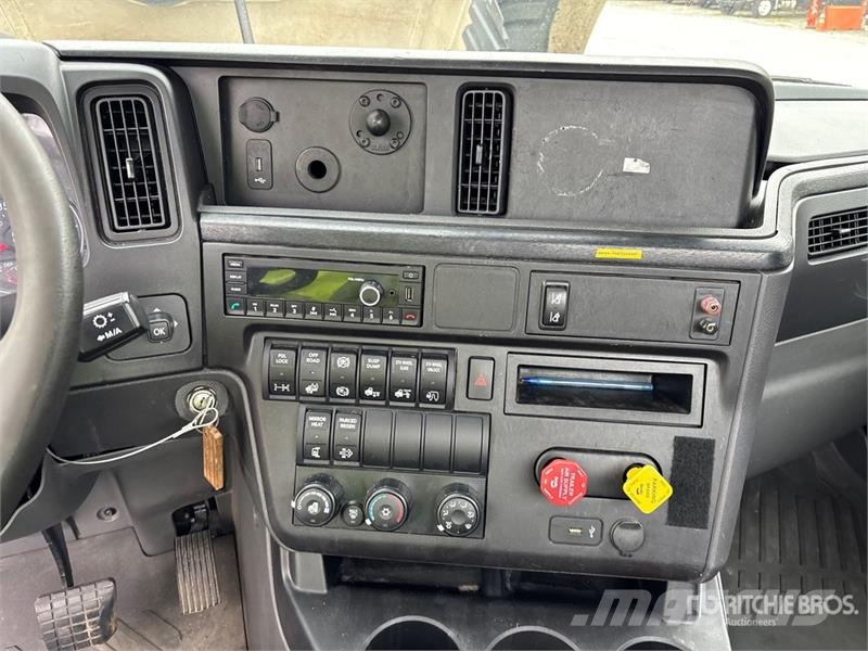 International LT625 6x4 T/A Day Cab Truck Tractor 牵引车