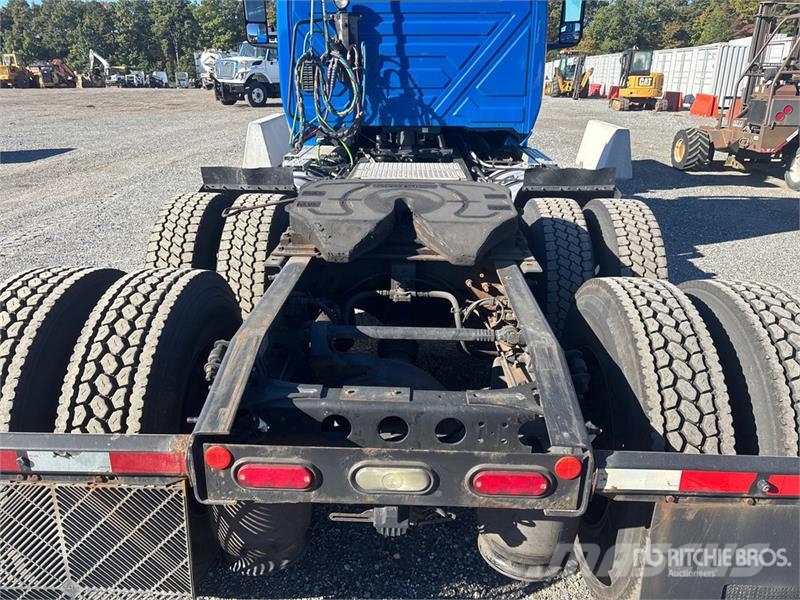 International LT625 6x4 T/A Day Cab Truck Tractor Седельные тягачи