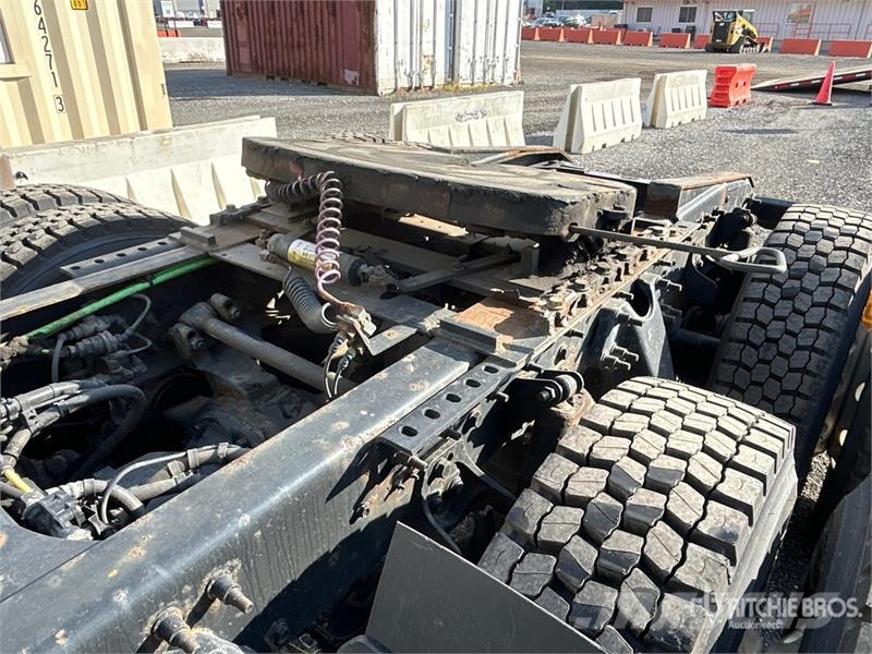 International LT625 6x4 T/A Day Cab Truck Tractor Седельные тягачи