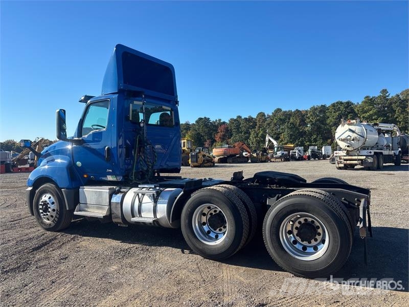 International LT625 6x4 T/A Day Cab Truck Tractor Седельные тягачи