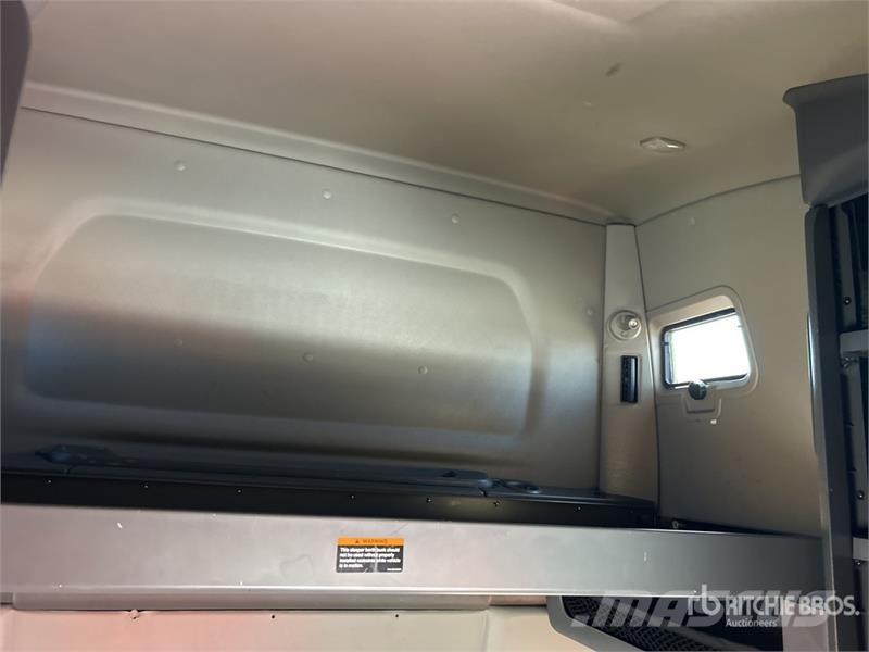 International LT625 6x4 T/A Sleeper Truck Tractor Prime Movers