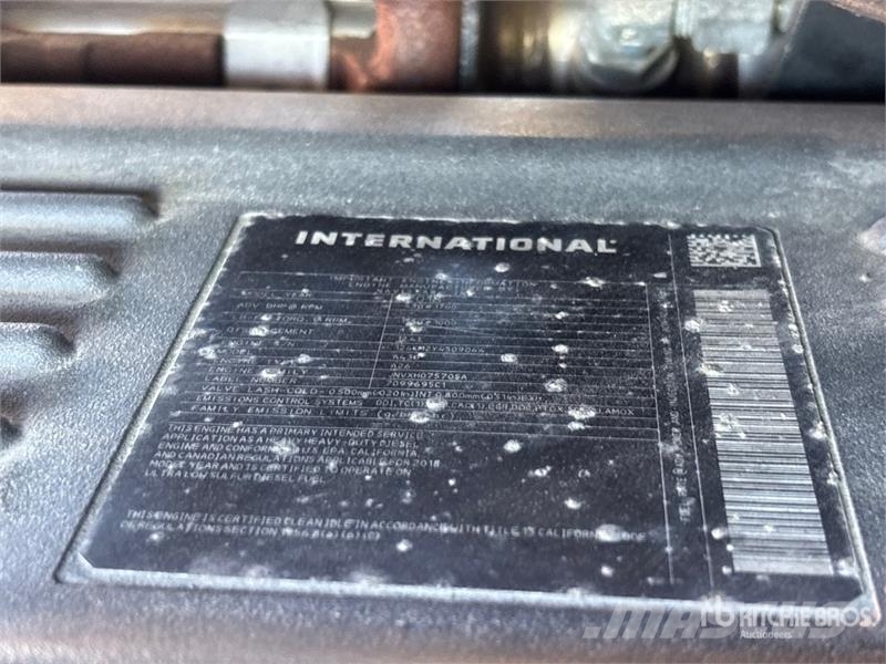 International LT625 6x4 T/A Day Cab Truck Tractor Седельные тягачи