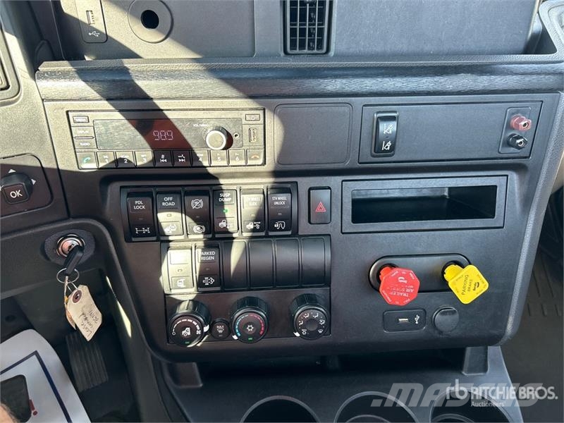 International LT625 6x4 T/A Day Cab Truck Tractor Vlačilci