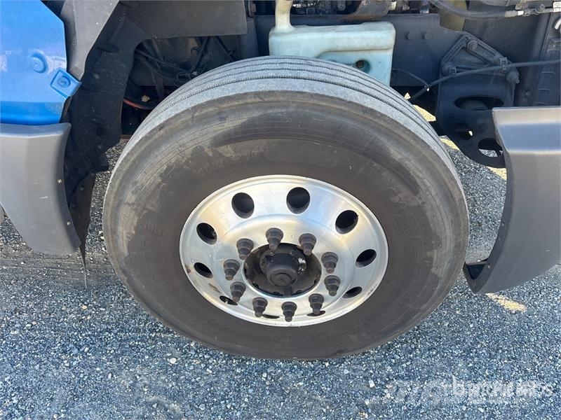 International LT625 6x4 T/A Day Cab Truck Tractor Седельные тягачи