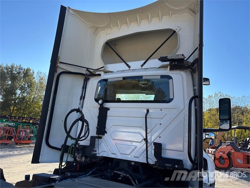 International LT625 6x4 T/A Day Cab Truck Tractor Vlačilci