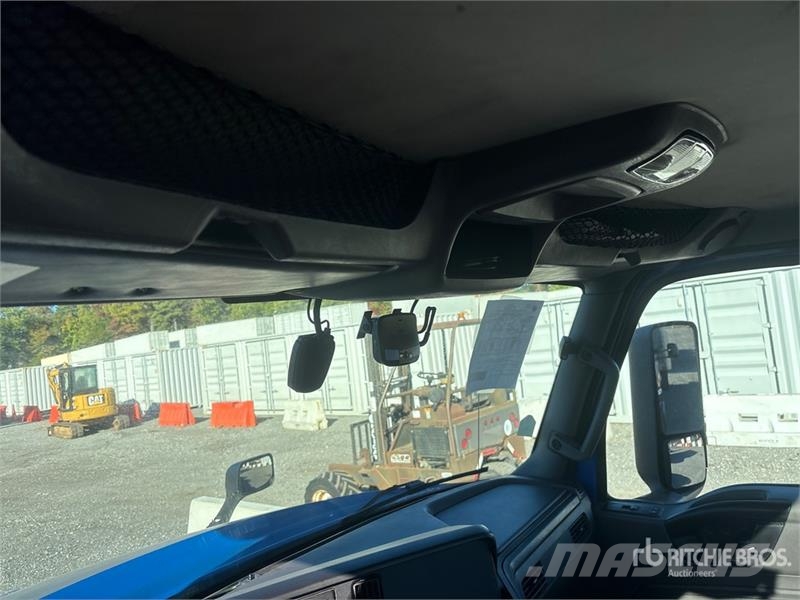 International LT625 6x4 T/A Day Cab Truck Tractor Седельные тягачи