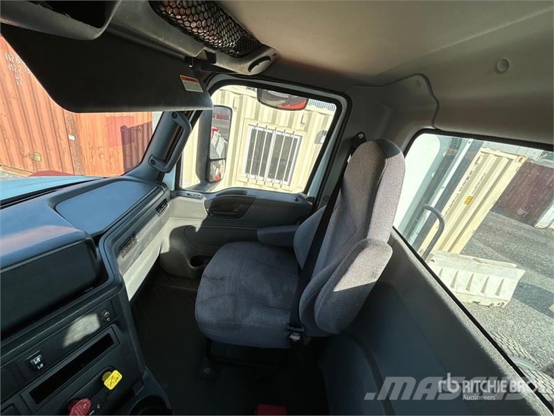 International LT625 6x4 T/A Day Cab Truck Tractor Седельные тягачи