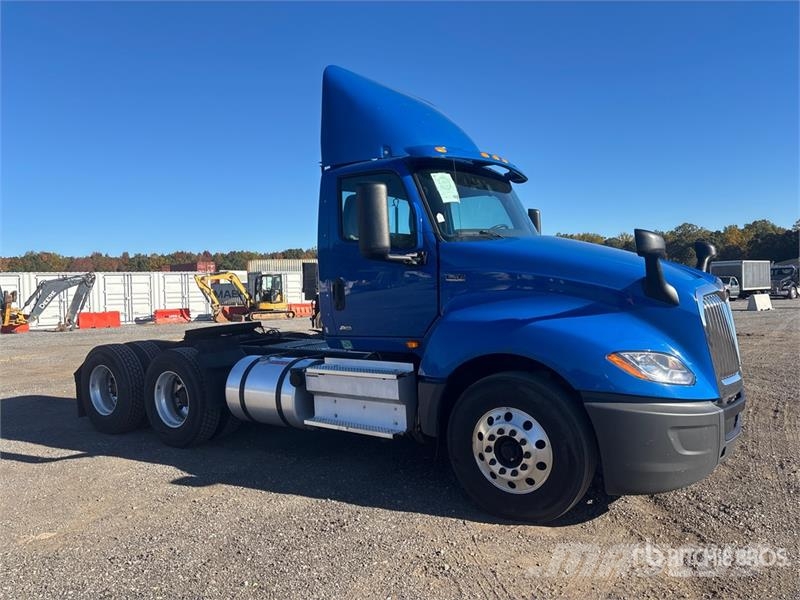 International LT625 6x4 T/A Day Cab Truck Tractor Седельные тягачи
