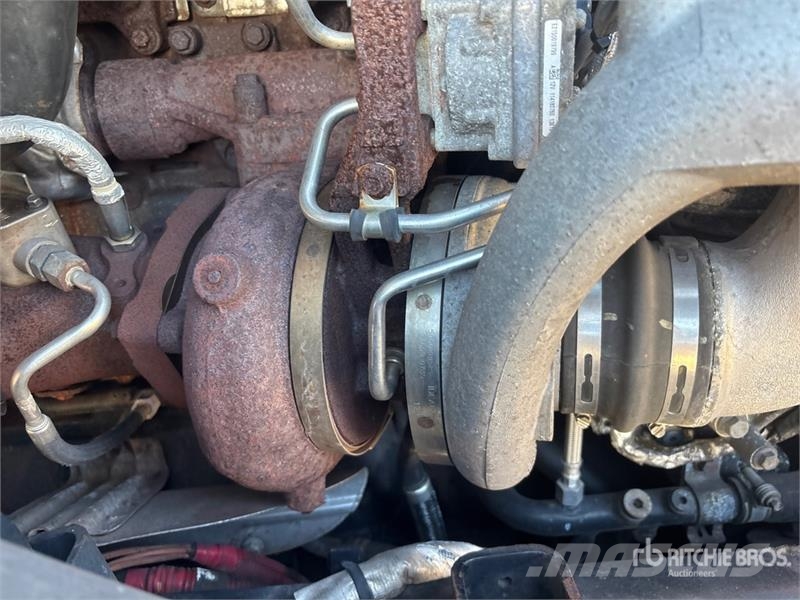 International LT625 6x4 T/A Day Cab Truck Tractor Седельные тягачи