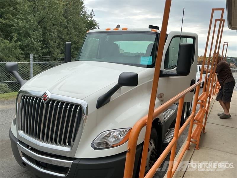 International LT625 T/A Day Cab Truck Tractor Trekkvogner