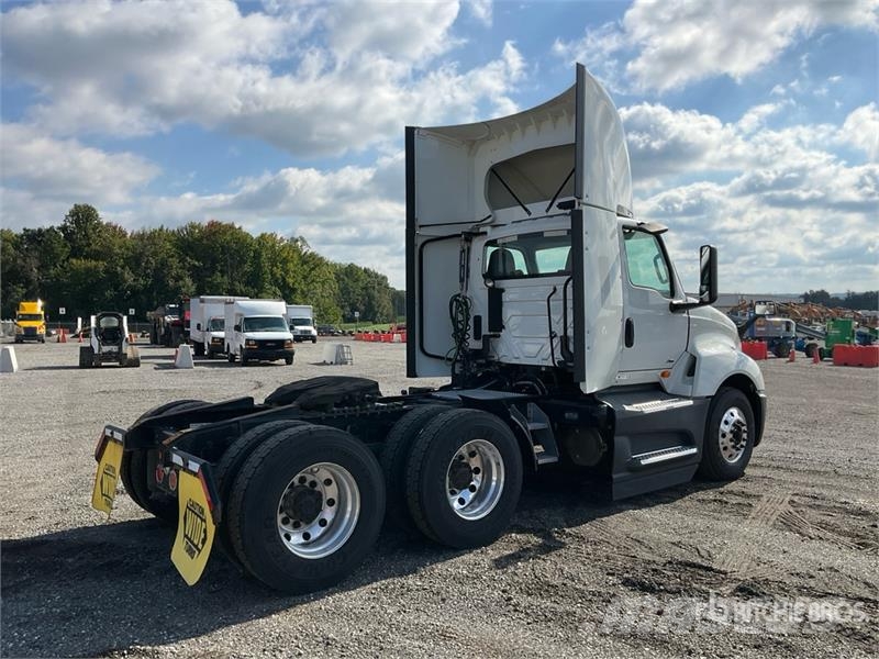International LT625 T/A Day Cab Truck Tractor Vlačilci