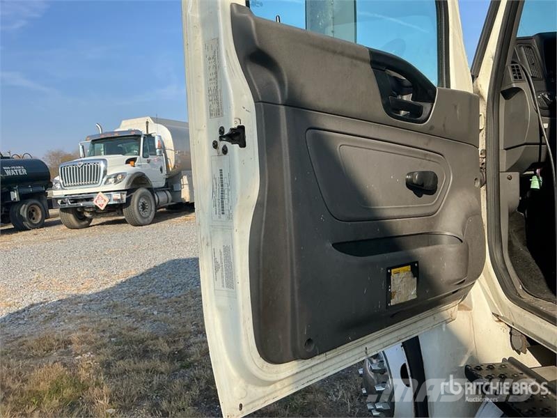 International MV 607 4x2 Van Truck (Inoperable) Camiones caja cerrada