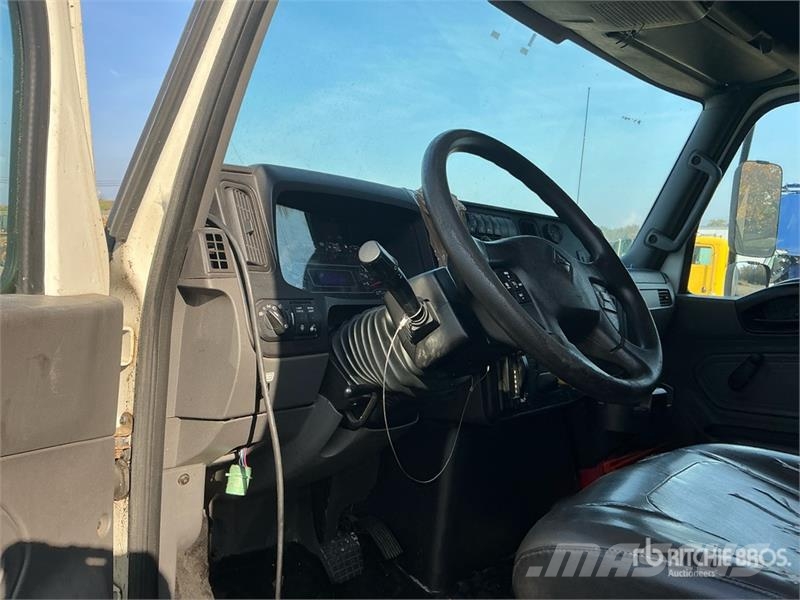 International MV 607 4x2 Van Truck (Inoperable) Camiones caja cerrada