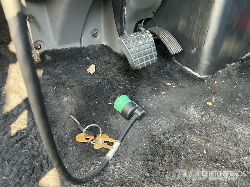 International MV 607 4x2 Van Truck (Inoperable) Camiones caja cerrada
