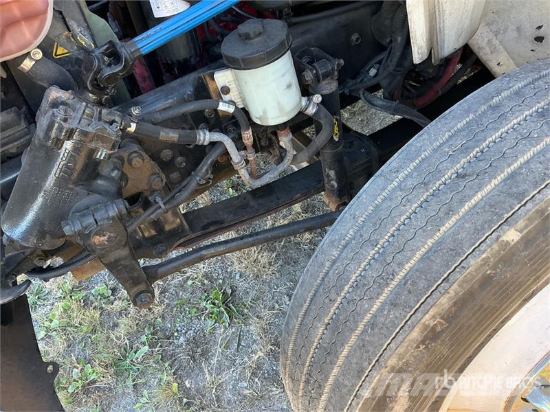 International MV 607 4x2 Van Truck (Inoperable) Camiones caja cerrada