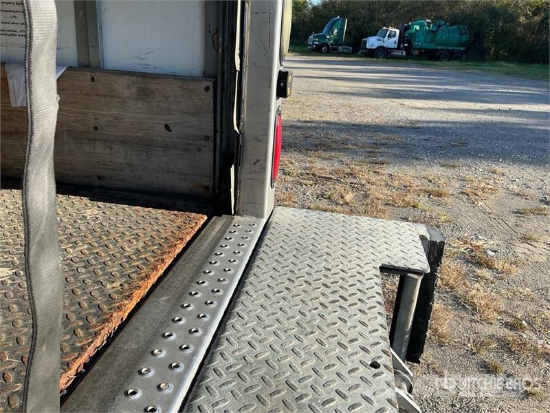 International MV 607 4x2 Van Truck (Inoperable) Camiones caja cerrada