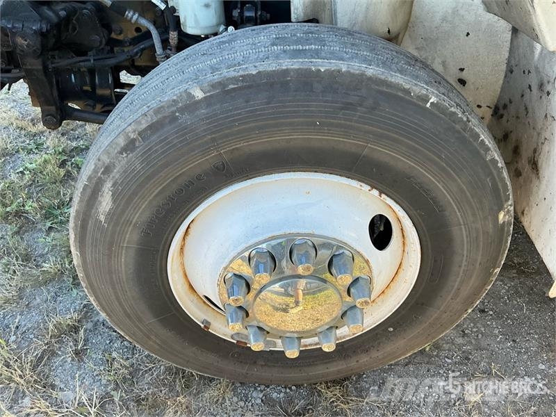 International MV 607 4x2 Van Truck (Inoperable) Camiones caja cerrada