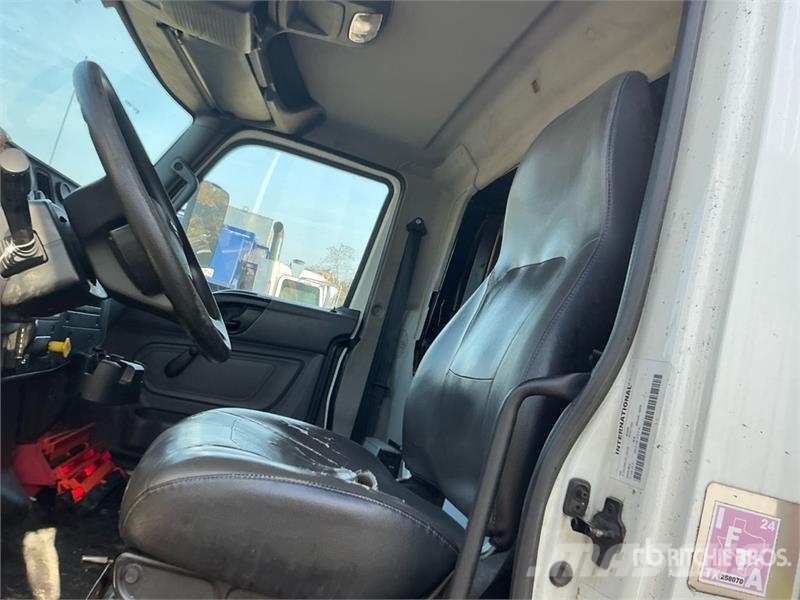 International MV 607 4x2 Van Truck (Inoperable) Camiones caja cerrada