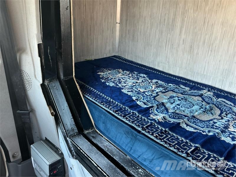 International MV 607 4x2 Van Truck (Inoperable) Camiones caja cerrada