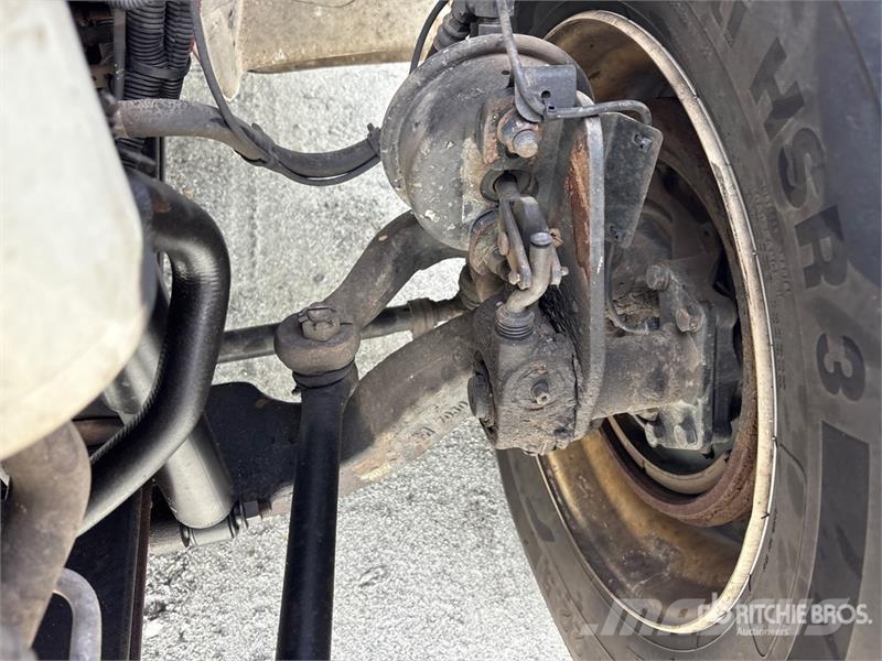 International MV607 4x2 Van Truck Camiones con caja de remolque