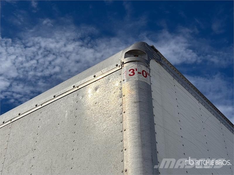 International MV607 4x2 Van Truck Camiones con caja de remolque