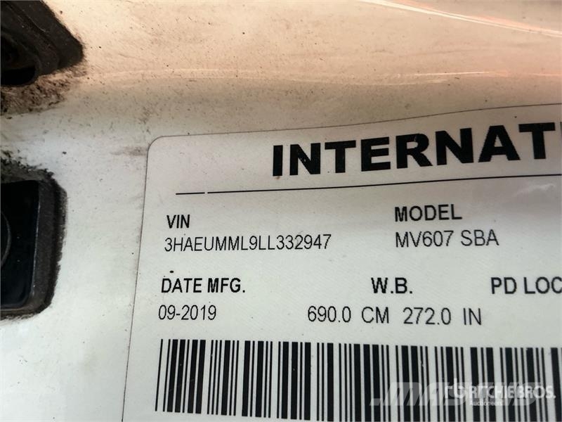 International MV607 4x2 Van Truck Skriňová nadstavba
