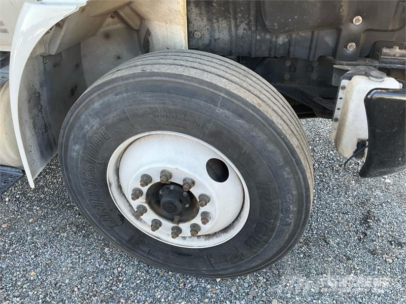 International MV607 4x2 Van Truck (Inoperable) Грузовики-Фургоны